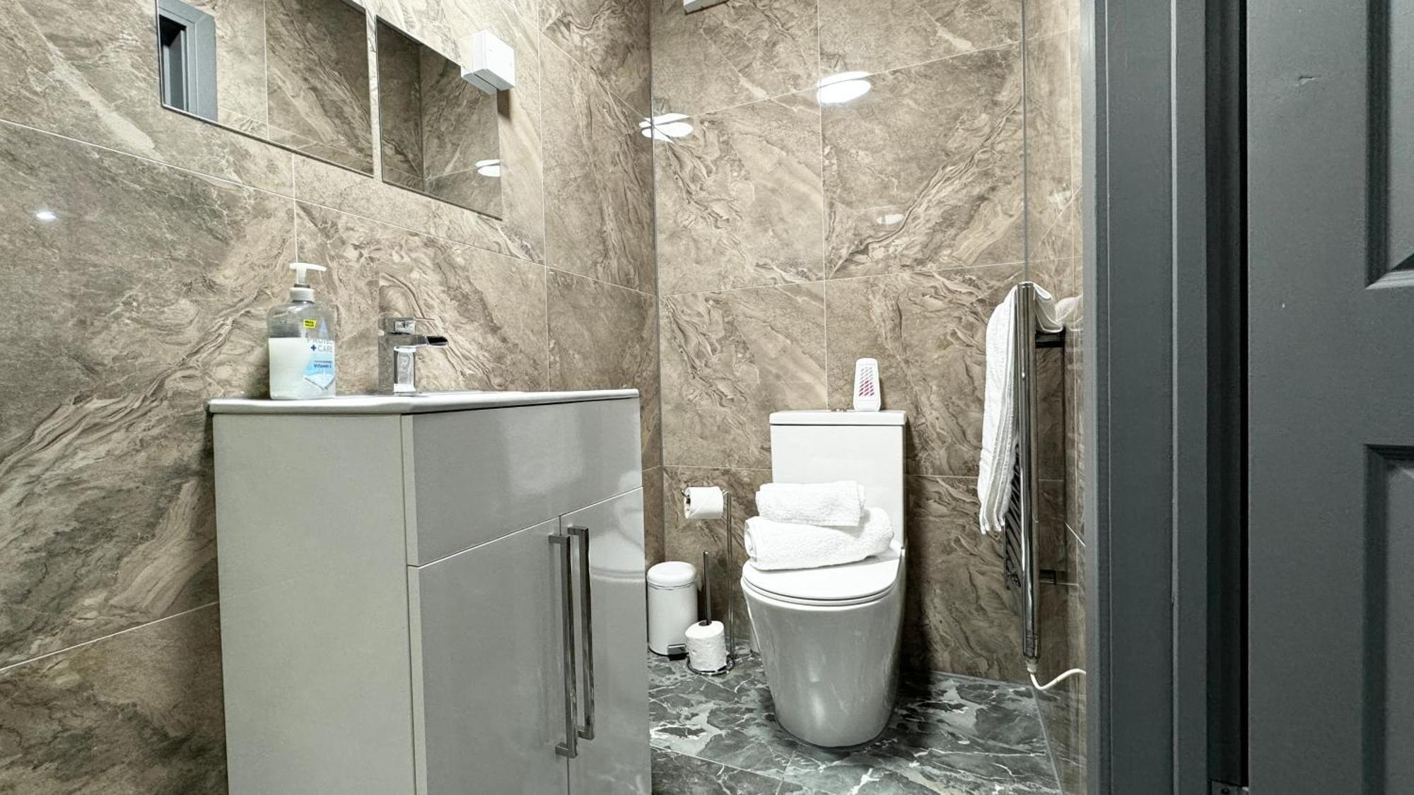 Rnm - Upgraded Business Stay For Travelling Contractors, All Amenities, Private Access Entire Place, Kitchen & Washroom, Smart Tv, Easy Access, Parking Nearby Cradley Heath المظهر الخارجي الصورة