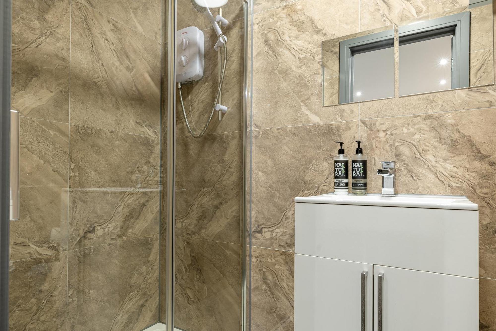 Rnm - Upgraded Business Stay For Travelling Contractors, All Amenities, Private Access Entire Place, Kitchen & Washroom, Smart Tv, Easy Access, Parking Nearby Cradley Heath المظهر الخارجي الصورة