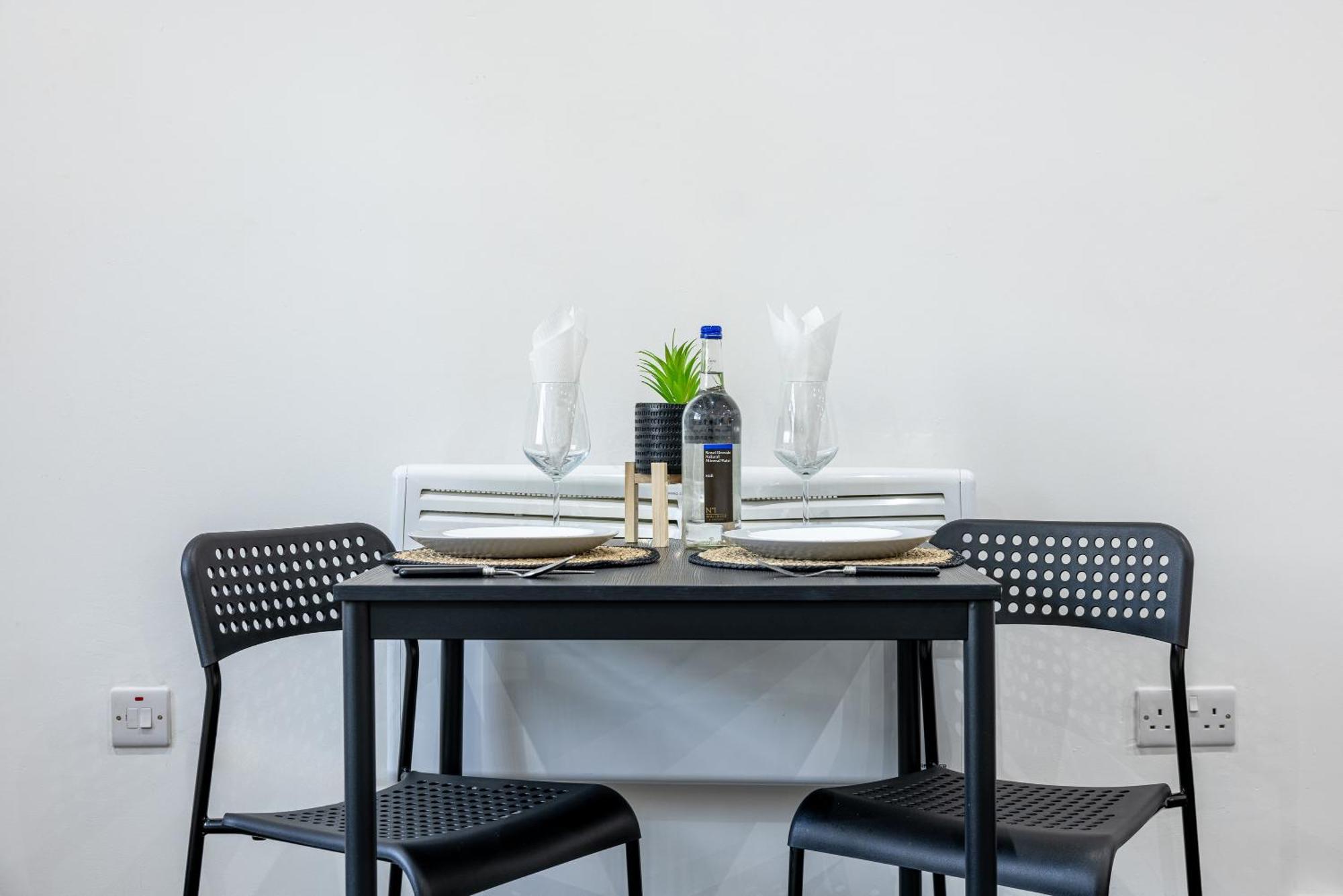 Rnm - Upgraded Business Stay For Travelling Contractors, All Amenities, Private Access Entire Place, Kitchen & Washroom, Smart Tv, Easy Access, Parking Nearby Cradley Heath المظهر الخارجي الصورة