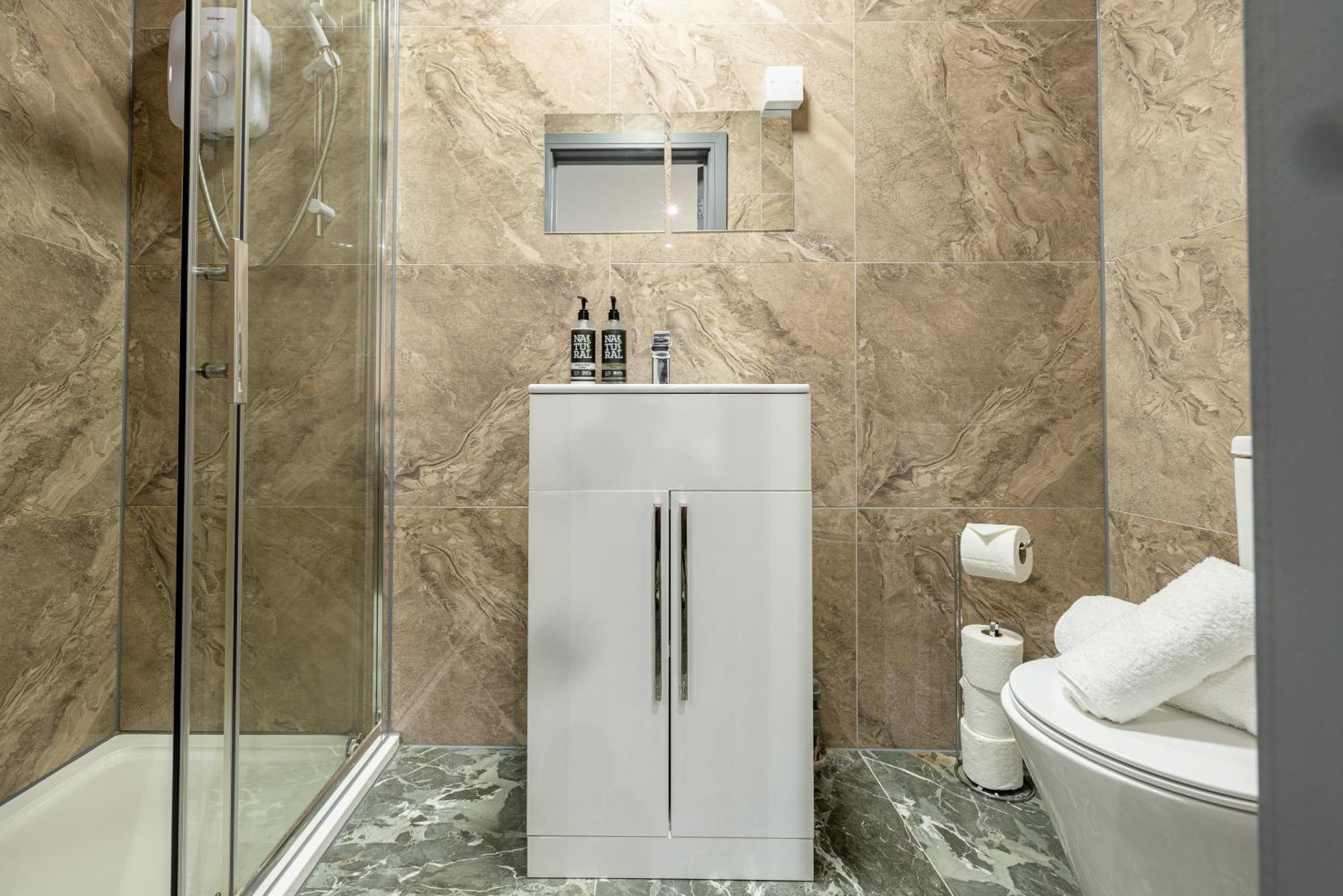 Rnm - Upgraded Business Stay For Travelling Contractors, All Amenities, Private Access Entire Place, Kitchen & Washroom, Smart Tv, Easy Access, Parking Nearby Cradley Heath المظهر الخارجي الصورة