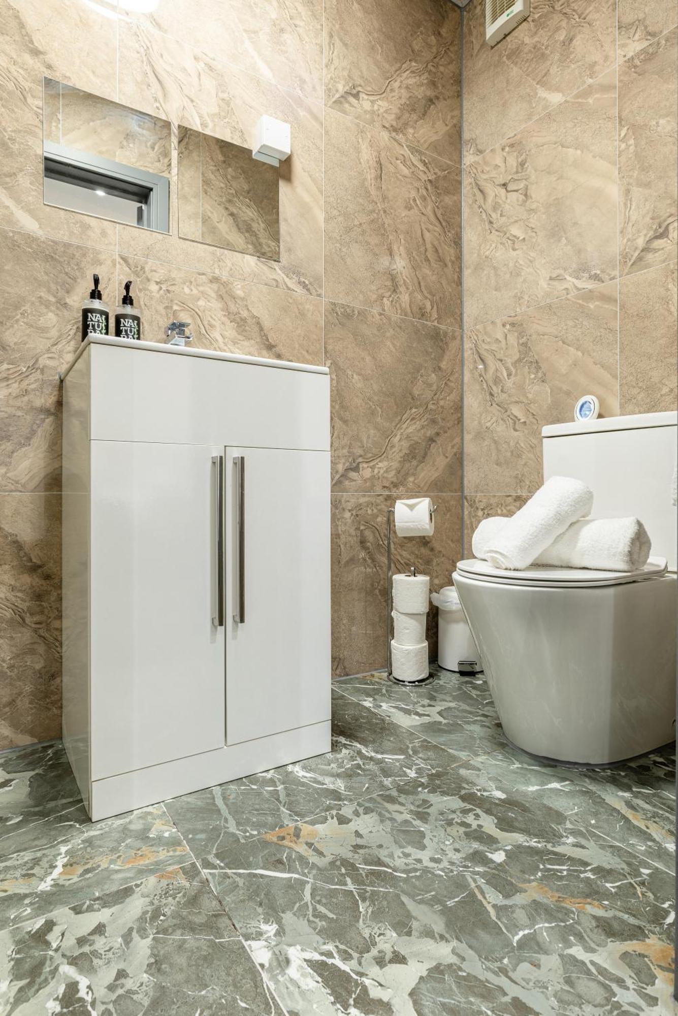Rnm - Upgraded Business Stay For Travelling Contractors, All Amenities, Private Access Entire Place, Kitchen & Washroom, Smart Tv, Easy Access, Parking Nearby Cradley Heath المظهر الخارجي الصورة