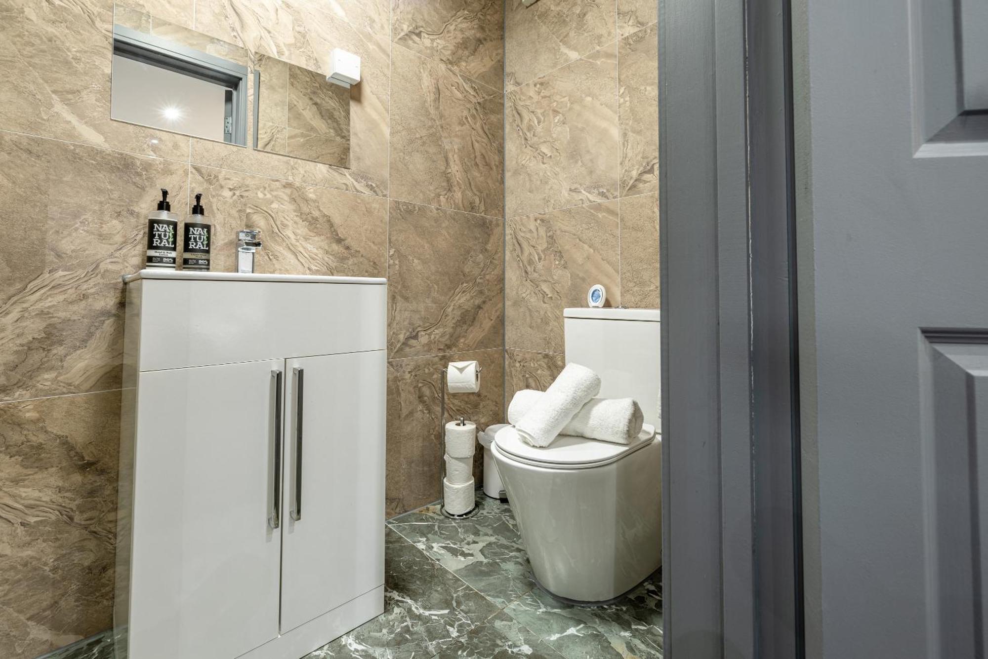 Rnm - Upgraded Business Stay For Travelling Contractors, All Amenities, Private Access Entire Place, Kitchen & Washroom, Smart Tv, Easy Access, Parking Nearby Cradley Heath المظهر الخارجي الصورة